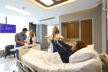 جلسة إعادة تأهيل مريض في غرفة حديثة بمستشفى Istinye University Liv Hospital Bahcesehir