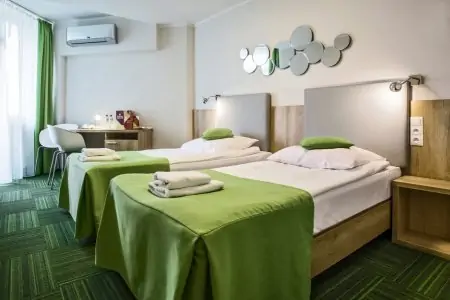 Habitación de pacientes en Uzdrowisko Ustroń Health Resort con dos camas y decoración moderna