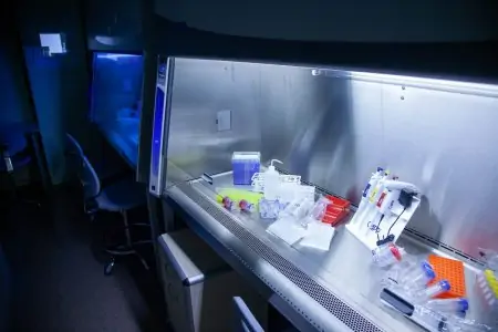 Área de laboratorio en Vitality Medical & Research Center con equipo avanzado