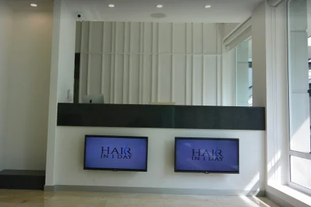 Mostrador de recepción en Hair In 1 Day, Ciudad de México, interior moderno