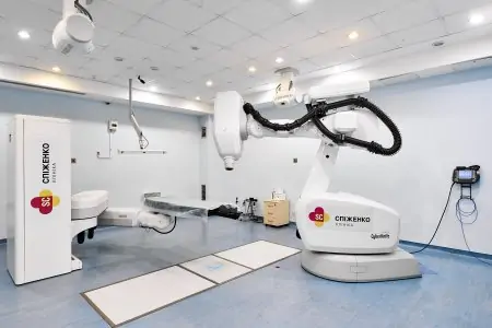 Sala de radioterapia CyberKnife en Spizhenko Clinic, Kiev, equipo avanzado para cáncer