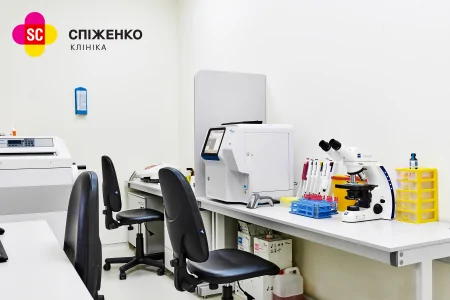 Laboratorio en la Clínica Spizhenko con microscopio y equipo de diagnóstico, Ucrania