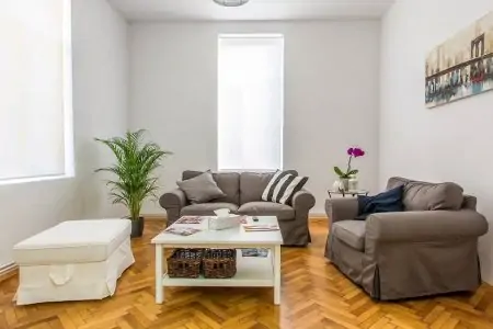 غرفة انتظار في عيادة Omnia Dental مع أرائك وديكور حديث
