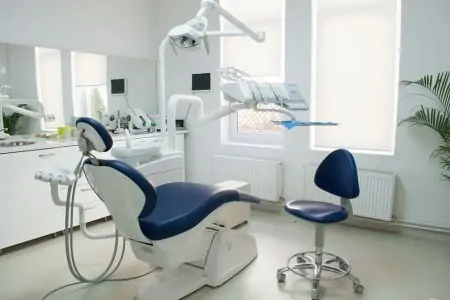 غرفة علاج أسنان بمعدات حديثة في عيادة Omnia Dental