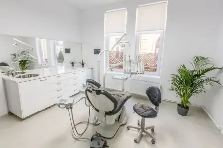 غرفة علاج أسنان بمعدات حديثة في عيادة Omnia Dental Clinic