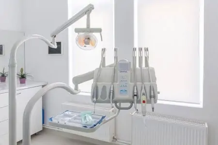 غرفة علاج أسنان بمعدات حديثة في عيادة Omnia Dental Clinic
