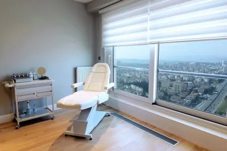 Sala de tratamientos estéticos en Blanc Clinic&Beauty con vista a la ciudad y equipo moderno
