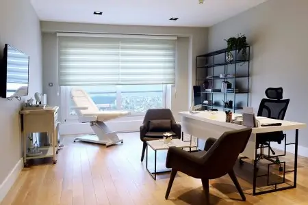 Sala de consulta en Blanc Clinic&Beauty con sillón médico moderno y vista a la ciudad