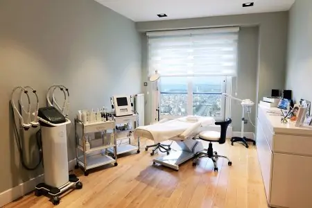 Sala de tratamientos estéticos con equipo moderno en Blanc Clinic&Beauty