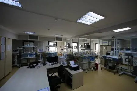 وحدة العناية المركزة لحديثي الولادة في مستشفى Private Yunus Emre مع حاضنات وأجهزة مراقبة