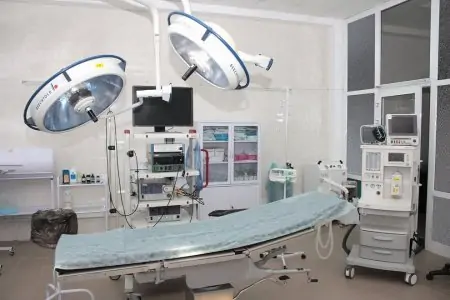 غرفة عمليات حديثة في مركز Avicenna Med الطبي مزودة بمعدات جراحية متقدمة
