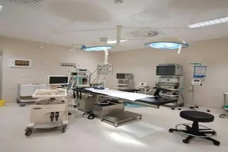 غرفة عمليات في عيادة Prof. Dr. Nilgün Turhan IVF مزودة بأجهزة طبية متقدمة
