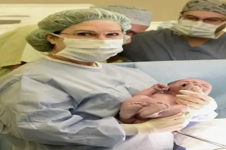 غرفة الولادة في عيادة Prof. Dr. Nilgün Turhan IVF، فريق طبي مع مولود جديد