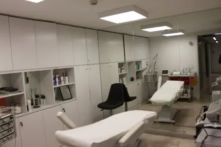 غرفة علاج حديثة في Istanbul Esthetic & Implant Dentistry مع معدات طبية