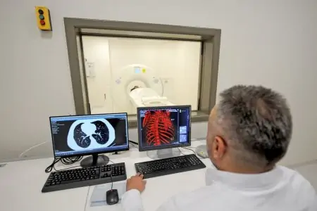 غرفة تحكم التصوير المقطعي في مستشفى Merkez Prime مع شاشات الأشعة
