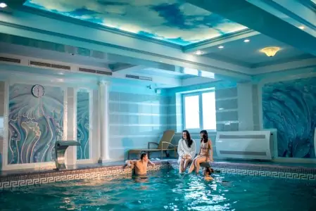 مسبح داخلي في Kyivska Russ Resort Medical&Spa بأجواء مريحة