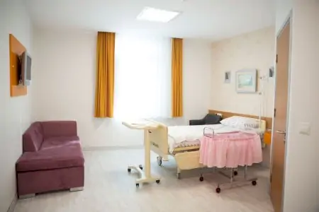 غرفة ولادة مع سرير طفل حديث الولادة في مستشفى Private Optimed