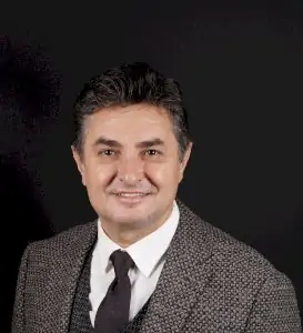 Retrato de un médico en la clínica Assoc. Prof. Dr. Seckin Ulusoy