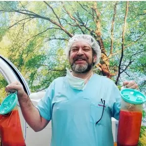 جراح تجميل في Gürler Akınbingöl M.D. Aesthetic & Plastic Surgery يحمل حاويات شفط الدهون