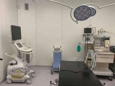 غرفة عمليات في GenesisCare Clinics مزودة بمعدات جراحية وتشخيصية متقدمة