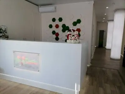 منطقة الاستقبال في Renaissance Technology Clinic بديكور عصري ولمسات احتفالية