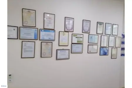 جدار الشهادات في عيادة Renaissance Technology يعرض الاعتمادات الطبية