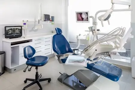 غرفة علاج أسنان حديثة في Bokanova Riviera Maya مزودة بمعدات متطورة