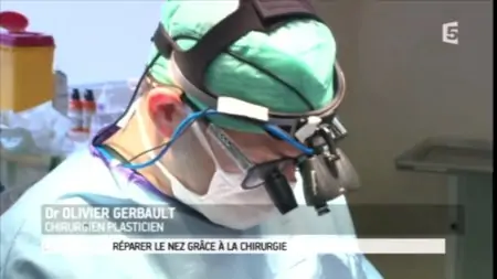 الدكتور أوليفييه جيربو يجري جراحة تجميلية في غرفة العمليات بعيادة باريس