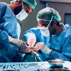 جراحون يجرون عملية يد في عيادة البروفيسور المساعد تايفون توركاسلان الخاصة