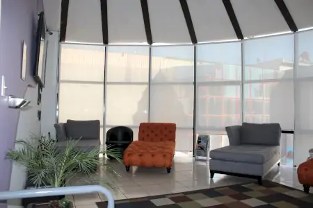 Sala de espera en Dental Brush Clinic con sillones modernos en Tijuana