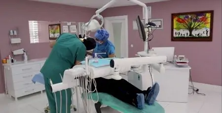 غرفة علاج الأسنان في Atalya Oral and Dental Health Polyclinic بمعدات حديثة