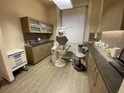 غرفة علاج أسنان بمعدات حديثة في Budapest Dental Solutions، المجر