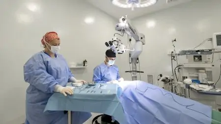 غرفة عمليات في مستشفى Bayrampaşa Eye مزودة بمعدات جراحة عيون متقدمة