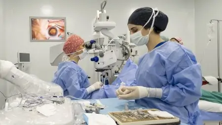 غرفة عمليات في مستشفى Bayrampaşa Eye مع جراحين يجرون جراحة عيون