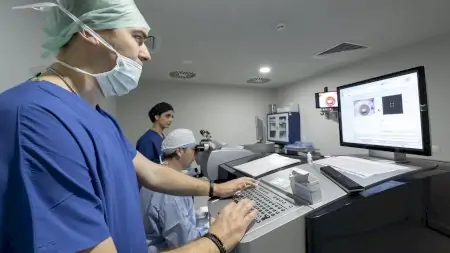 غرفة جراحة العيون في مستشفى Bayrampaşa Eye مزودة بمعدات طب العيون المتقدمة