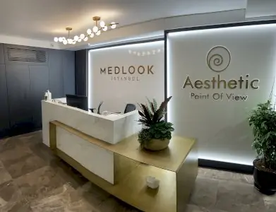 منطقة الاستقبال في عيادة Medlook Istanbul بديكور عصري وهوية جمالية