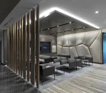 منطقة انتظار حديثة في Coolest Clinic بمقاعد أنيقة وجدار هندسي التصميم