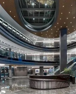 منطقة استقبال حديثة في Coolest Clinic مع ردهة واسعة وشرفات زجاجية