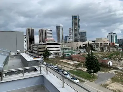 Vista exterior de Natural Klinik con edificios médicos en Estambul