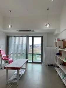 Sala de examen en Natural Klinik con camilla médica y equipo moderno
