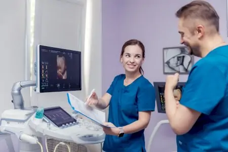 أطباء يناقشون نتائج الأشعة فوق الصوتية في غرفة التشخيص في ICSI Clinic