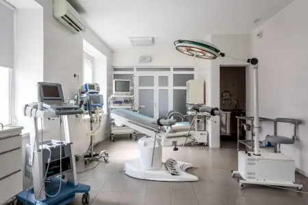 غرفة عمليات في ICSI Clinic مزودة بمعدات طبية متقدمة وكرسي جراحي