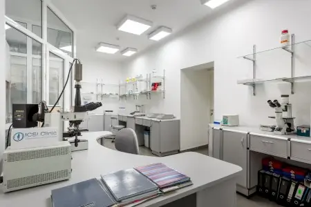 مختبر حديث في ICSI Clinic مزود بمجاهر ومعدات طبية