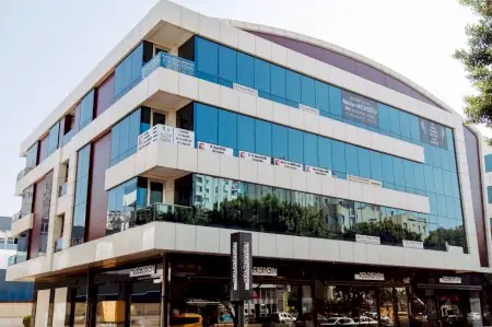 واجهة زجاجية حديثة لعيادة Ortodent Dental في أنطاليا، تركيا
