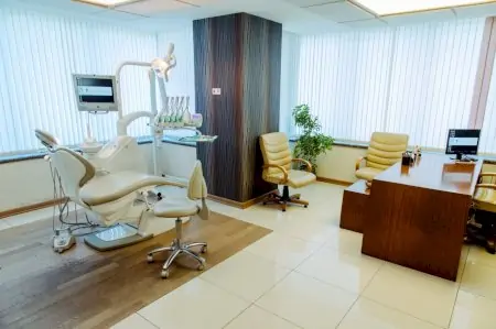 غرفة علاج أسنان حديثة في عيادة Ortodent مزودة بمعدات متطورة