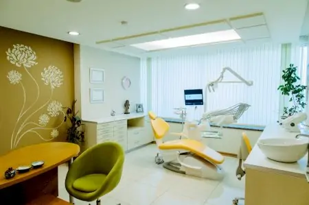 غرفة علاج أسنان حديثة في عيادة Ortodent Dental مع معدات متطورة