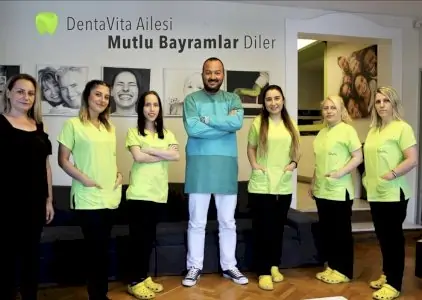 فريق الأسنان في منطقة استقبال DentaVita Dental Clinique، ديكور حديث