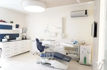 غرفة علاج أسنان حديثة في DentaVita Dental Clinique مزودة بمعدات متطورة