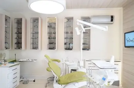غرفة علاج أسنان بمعدات حديثة في DentaVita Dental Clinique