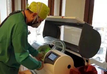 فني أسنان يستخدم جهاز CAD/CAM في عيادة DentaVita Dental Clinique